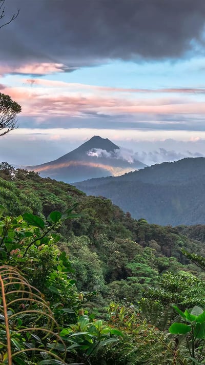 Arenal Vulkan, Monteverde, Costa Rica (© Kevin Wells/Getty Images) mobile wallpaper