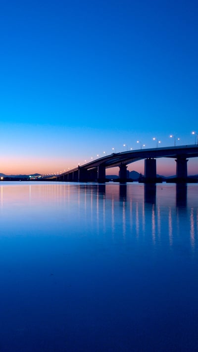 「夜明けの琵琶湖大橋」 滋賀県 (© Hiroshi Kusumoto/EyeEm/Getty Images) mobile wallpaper