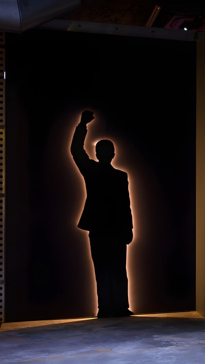 Silhouette of former South African President Nelson Mandela, 26 Leake Street, London, 2019 (© Leon Neal/Getty Images) mobile wallpaper