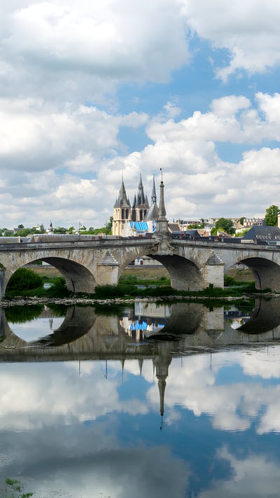 Vue et reflets de Blois, Val de Loire (© boerescul/Getty Images) mobile wallpaper
