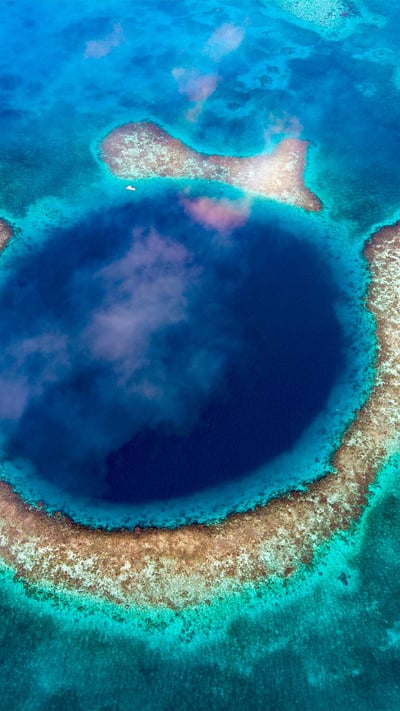Great Blue Hole, Belize (© JamiesOnAMission/Shutterstock) mobile wallpaper