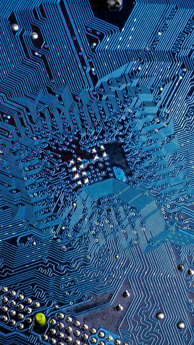 Circuit board of a computer (© Bobkov Evgeniy/Shutterstock) mobile wallpaper