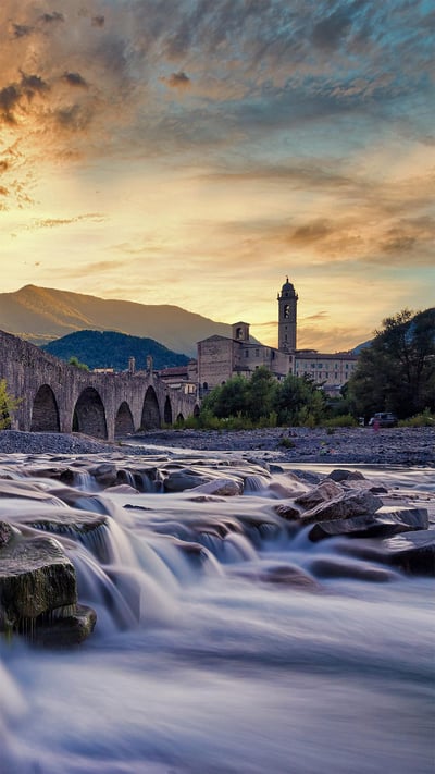 The Ponte Vecchio, a bridge near Bobbio, Italy (© afinocchiaro/Getty Images) mobile wallpaper