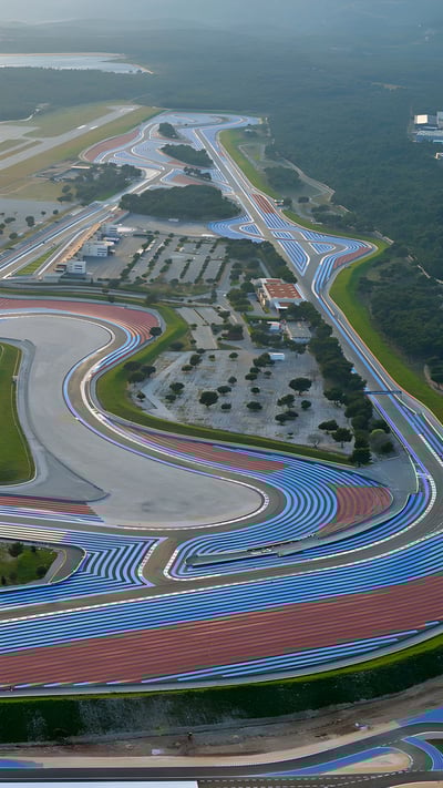 Vue aérienne du circuit Paul Ricard, Le Castellet (© Sami Sarkis/Getty Images) mobile wallpaper