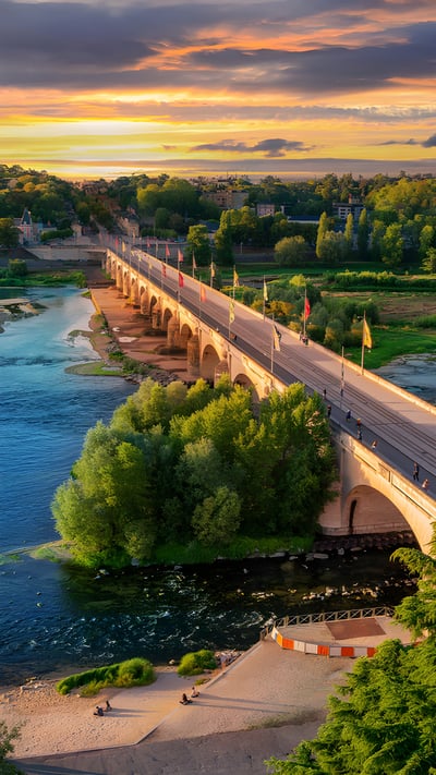 Vue aérienne du pont Wilson sur la Loire au crépuscule, Tours (© Cristian Mircea Balate/Getty Images) mobile wallpaper