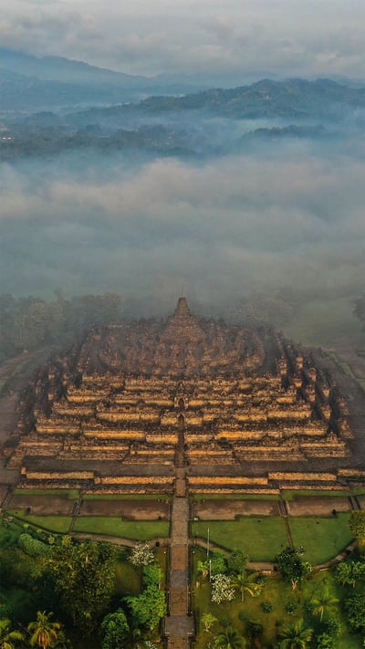 Borobudur in central Java, Indonesia (© Oleh Slobodeniuk/Getty Images) mobile wallpaper