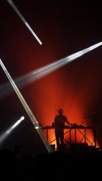 Rone (Erwan Castex) sur la scène du Printemps de Bourges, le 25 avril 2018 (© Edmond Sadaka Edmond/Sipa/shutterstock) mobile wallpaper