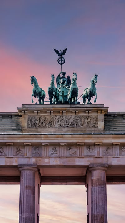 Brandenburger Tor bei Sonnenuntergang, Berlin (© Craig Hastings/Getty Images) mobile wallpaper