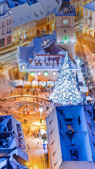 Christmas market in the main square of Braşov, Romania (© Alpineguide/Alamy) mobile wallpaper
