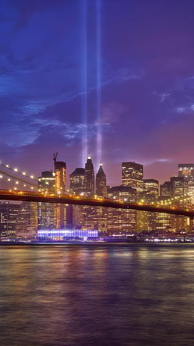 Brooklyn Bridge with the 'Tribute in Light' installation for 9/11, New York (© ANDREY DENISYUK/Getty Images) mobile wallpaper