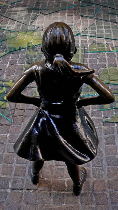 La statue de la ‘Fearless Girl’ devant la bourse de New York (© Brendan McDermid/Alamy) mobile wallpaper