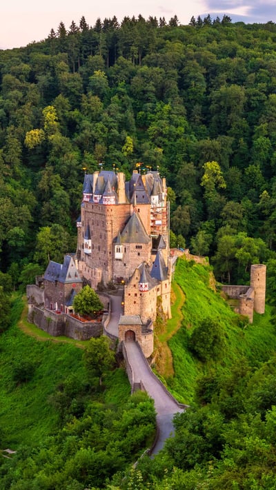 Burg Eltz, Rheinland-Pfalz (© Allard Schager/Alamy Stock Photo) mobile wallpaper