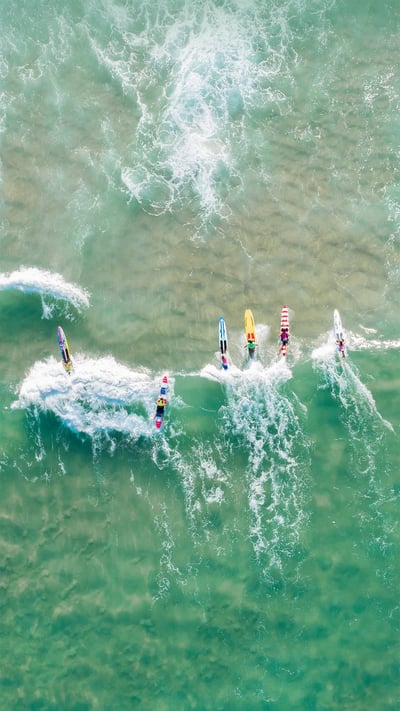 People surfing at Burleigh Heads, Gold Coast, Australia (© Vicki Smith/Getty Images) mobile wallpaper