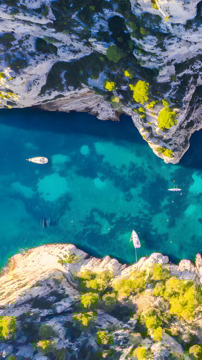 Calanque d'En-Vau, parc national des Calanques, Côte d’Azur (© Marco Bottigelli/Getty Images) mobile wallpaper