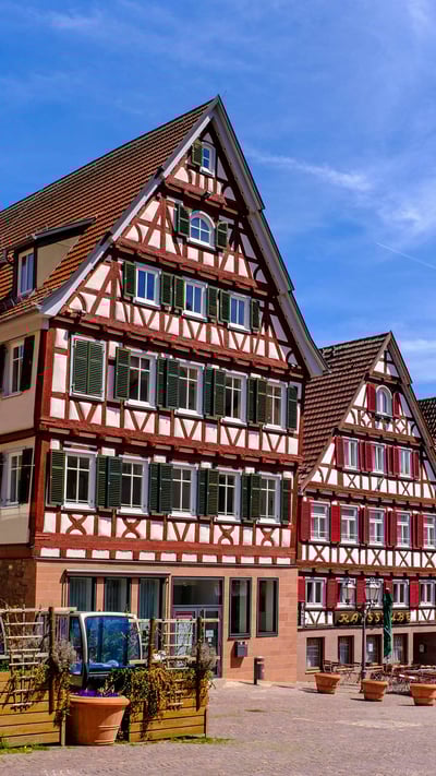 Historische Fachwerkhäuser am Marktplatz, Calw, Baden-Württemberg (© imageBROKER/Getty Images) mobile wallpaper