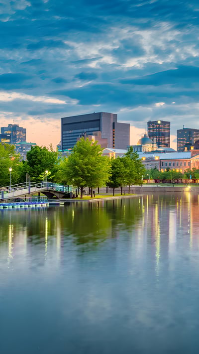 Skyline of Downtown Montreal, Quebec, Canada (© benedek/E+/Getty Images) mobile wallpaper