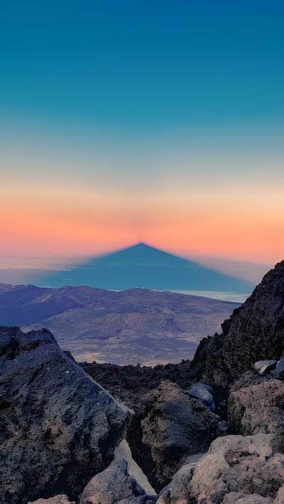 Atardecer en el Parque Nacional del Teide, Santa Cruz de Tenerife, España (© DiegoJose/Adobe Stock) mobile wallpaper