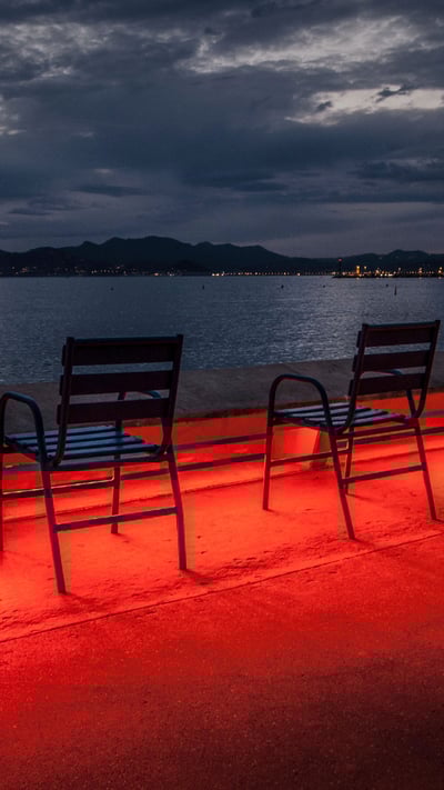 Deux chaises sur la croisette, Cannes (© BEAUMONT Frédéric/Alamy) mobile wallpaper