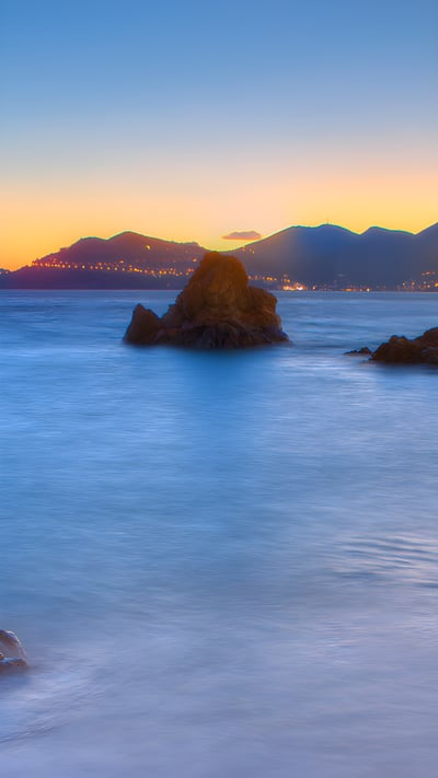 Baie de Cannes au crépuscule, Côte d'Azur (© Jean-Pierre Pieuchot/Getty Images) mobile wallpaper