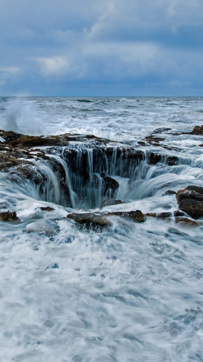 Thor's Well at Cape Perpetua on the Oregon coast (© Cavan Images/Offset by Shutterstock) mobile wallpaper