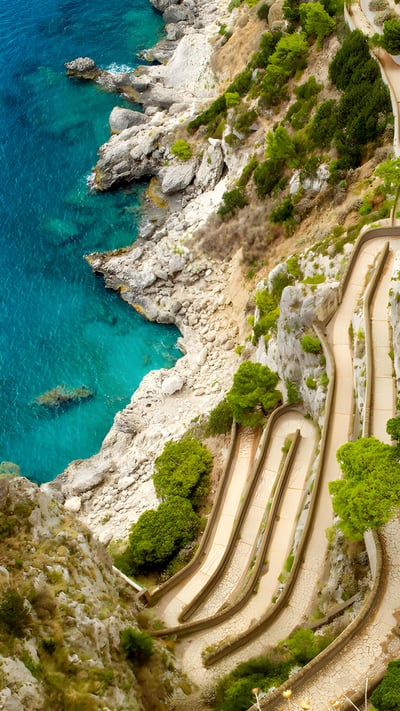 The Via Krupp footpath on Capri island, Italy (© Mikolaj Niemczewski/Shutterstock) mobile wallpaper