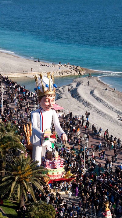 Défilé du Carnaval de Nice, le Roi sur la Promenade des Anglais (© aerial-photos.com/Alamy Stock Photo) mobile wallpaper