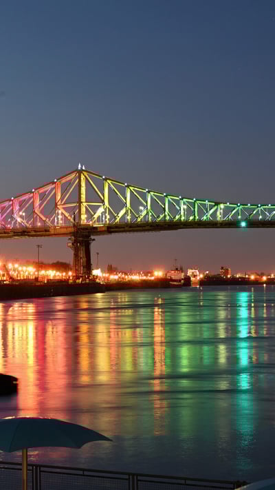The Jacques Cartier bridge in Montreal is illuminated in the colours of the rainbow as a sign of hope and in support of the victims of the coronavirus (© ERIC THOMAS/AFP via Getty Images) mobile wallpaper