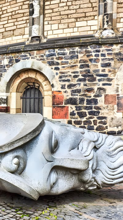 Köpfe des Heiligen Cassius und Florentius vor dem Bonner Münster, Bonn (© Peter Unger/Getty images) mobile wallpaper