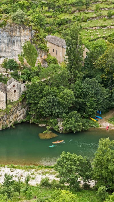 Castelbouc and the Gorges du Tarn along the Tarn River in France (© Stefan Schurr/Westend61/Offset) mobile wallpaper