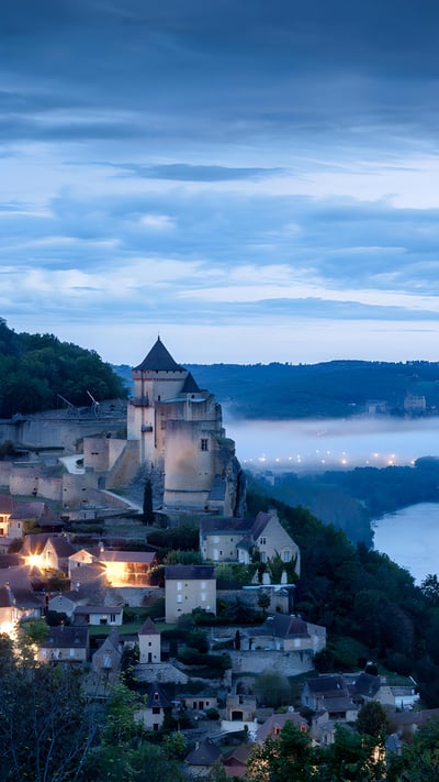 Château de Castelnaud avant le lever du soleil, Dordogne, France (© Gareth Kirkland/Alamy Stock Photo) mobile wallpaper