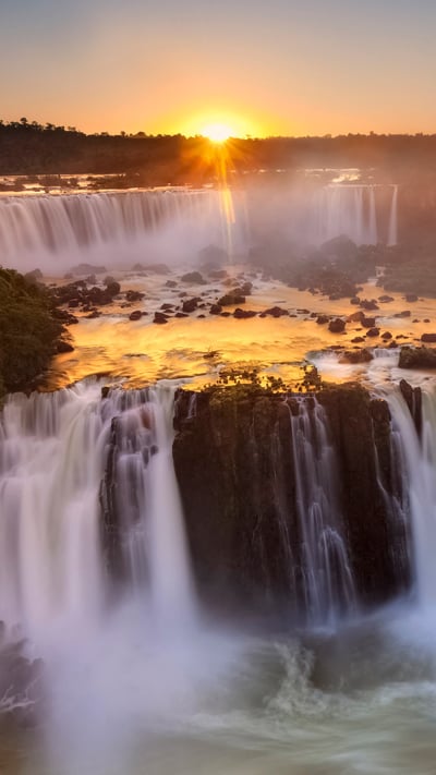 Pôr do sol nas Cataratas do Iguaçu, em Foz do Iguaçu, no Paraná (© Marcio Cabral/Minden Pictures) mobile wallpaper