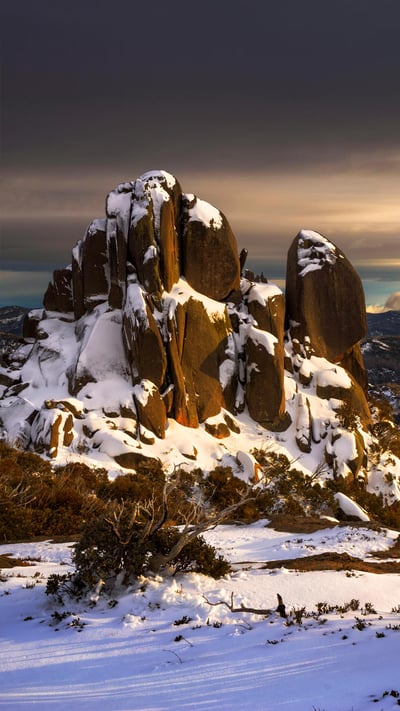 清晨暴雨中的Cathedral，澳大利亚布法罗山 (© Ilya Genkin/Alamy) mobile wallpaper