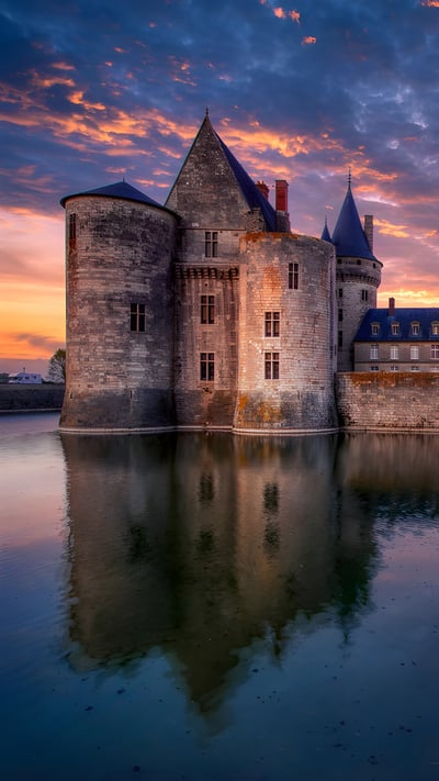 Château de Sully-sur-Loire, Center-Val de Loire, France (© StockPhotoAstur/Shutterstock) mobile wallpaper