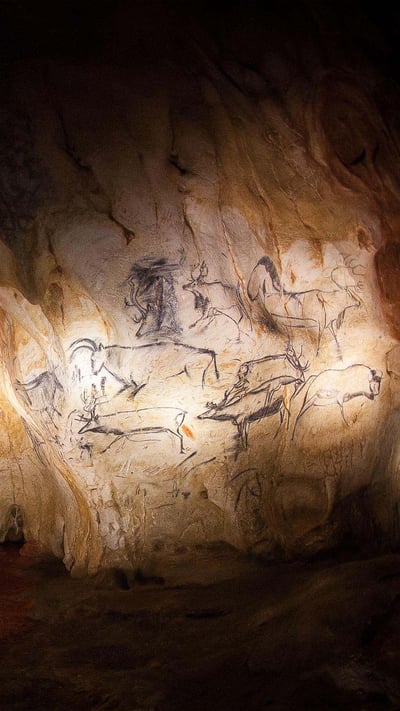 Reproductions fresques de la Grotte de Chauvet, Ardèche, France (© Abaca Press/Alamy Stock Photo) mobile wallpaper