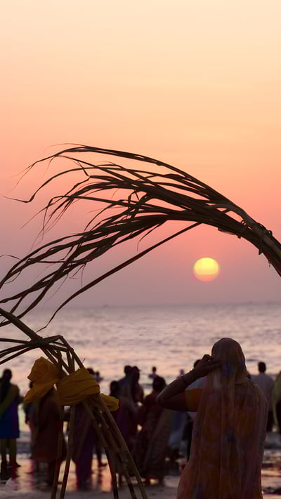 People worshipping the sun on Chhath, at Juhu Beach, Mumbai, Maharashtra (© Dinodia Photo/Getty Images) mobile wallpaper
