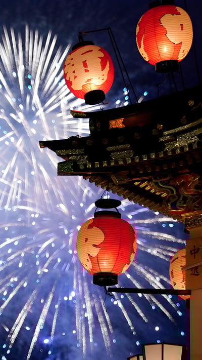 花火と豪華な山車,埼玉県 秩父市 (© ASSOCIATED PRESS/AP) mobile wallpaper