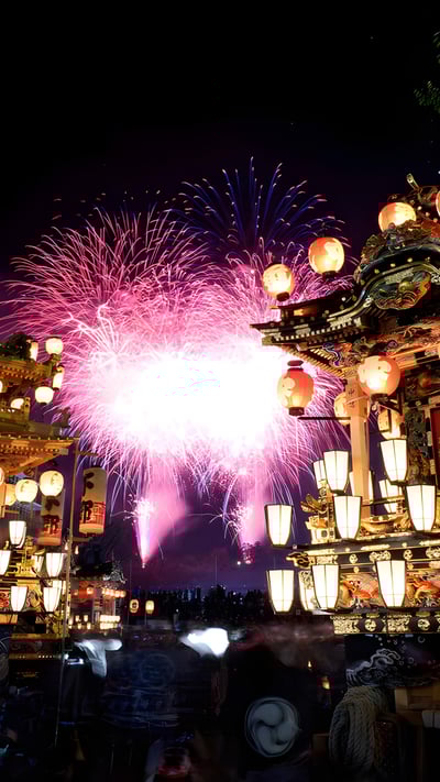 豪華絢爛な山車と花火, 埼玉県 秩父市 (© ASSOCIATED PRESS/AP) mobile wallpaper