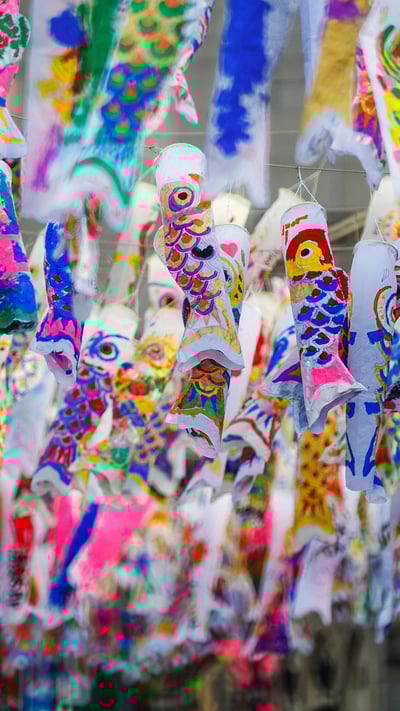 大正浪漫夢通りの鯉のぼり, 埼玉 川越市 (© Toa55/iStock/Getty Images Plusc) mobile wallpaper