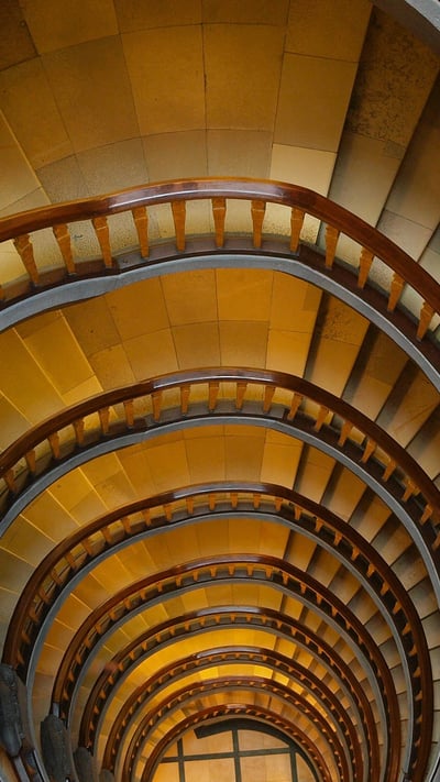 Escalier en colimaçon, Chilehaus, Hambourg, Allemagne (© Rüdiger Hess/geo-select FotoArt) mobile wallpaper