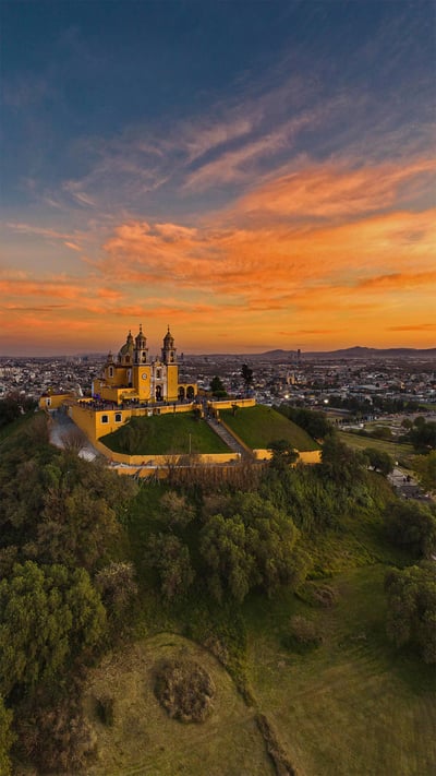 The Great Pyramid of Cholula, in Cholula, Puebla, Mexico (© mauritius images GmbH/Alamy) mobile wallpaper