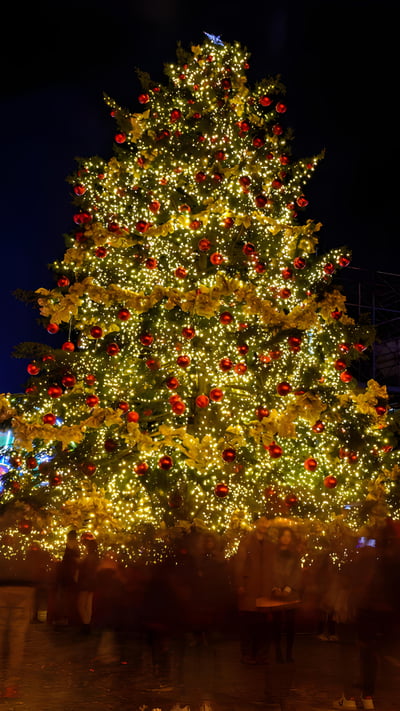 Toronto Christmas market at the Distillery District (© Praveen P.N/Moment/Getty Images) mobile wallpaper