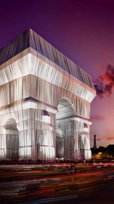 L’Arc de Triomphe emballé dans une installation artistique posthume réalisée par Christo et Jeanne-Claude le 24 septembre 2021 (© Bruno de HOGUES/Getty Images) mobile wallpaper