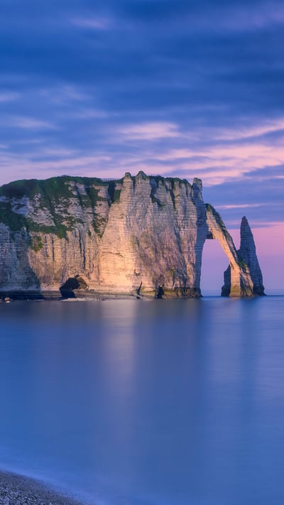 The chalk cliffs of Étretat, Normandy, France (© MarcelloLand/Getty Images) mobile wallpaper