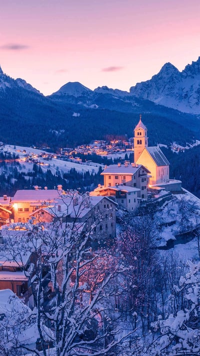 Colle Santa Lucia in the Dolomites, Italy (© mauritius images GmbH/Alamy) mobile wallpaper