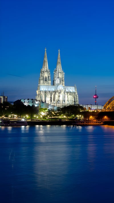 Hohenzollernbrücke mit dem Kölner Dom und dem Rhein bei Sonnenuntergang in Köln (© Prasit Rodphan/Alamy Stock Foto) mobile wallpaper