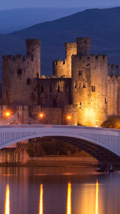 Conwy Castle illuminated at night, Conwy (© Jon Arnold/DanitaDelimont.com) mobile wallpaper