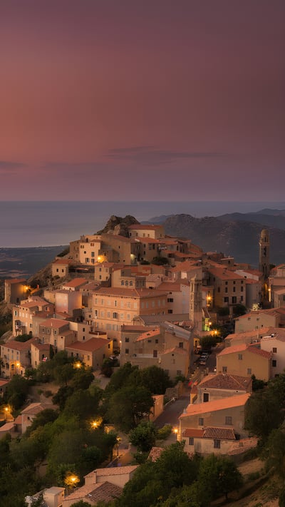 Lumière du soir sur le village de Speloncato, Corse (© joningall/Getty Images) mobile wallpaper
