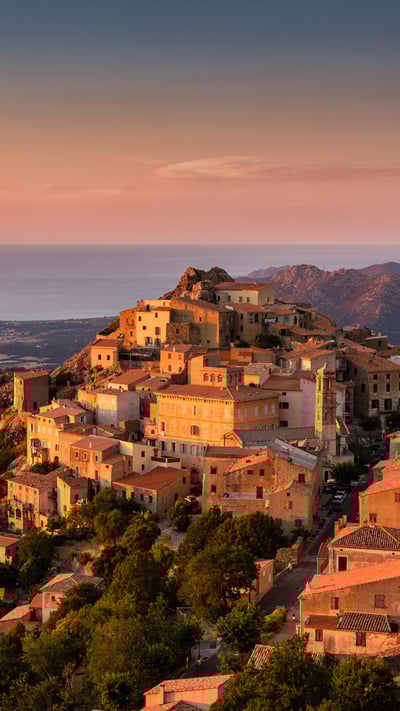 Soleil du soir sur le village perché de Speloncato en Corse (© joningall/iStock/Getty Images Plus) mobile wallpaper