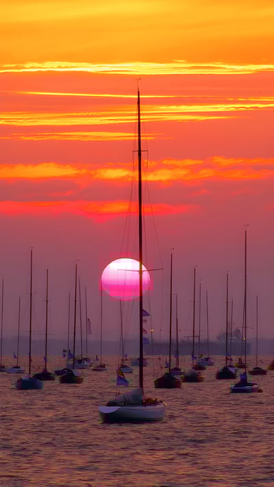 Cowes Harbour, Cowes, Isle of Wight, England (© LyonesseImages/Alamy Stock Photo) mobile wallpaper