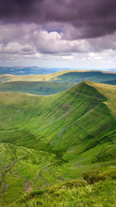 Cribyn viewed from Pen y Fan, Brecon Beacons National Park, Powys (© Adam Burton/Alamy Stock Photo) mobile wallpaper